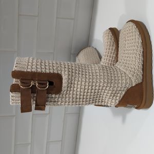 UGG beige cardigan boots with saddle suede trim size 6